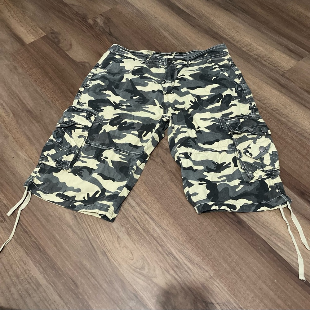 Men’s Camo Y2K style Cargo Shorts Sz 34 Streetwear